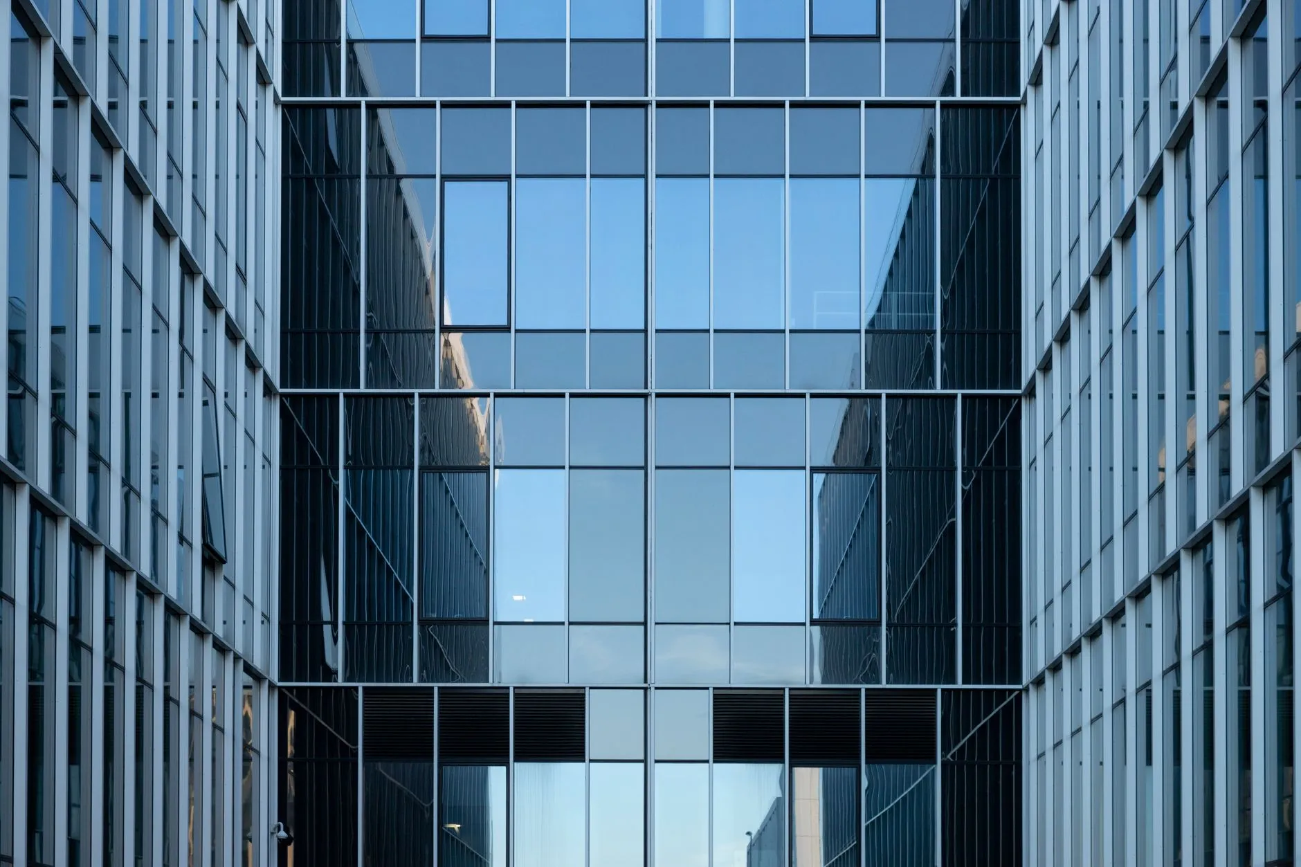 Nowoczesna fasada biurowca z refleksyjnymi szklanymi oknami