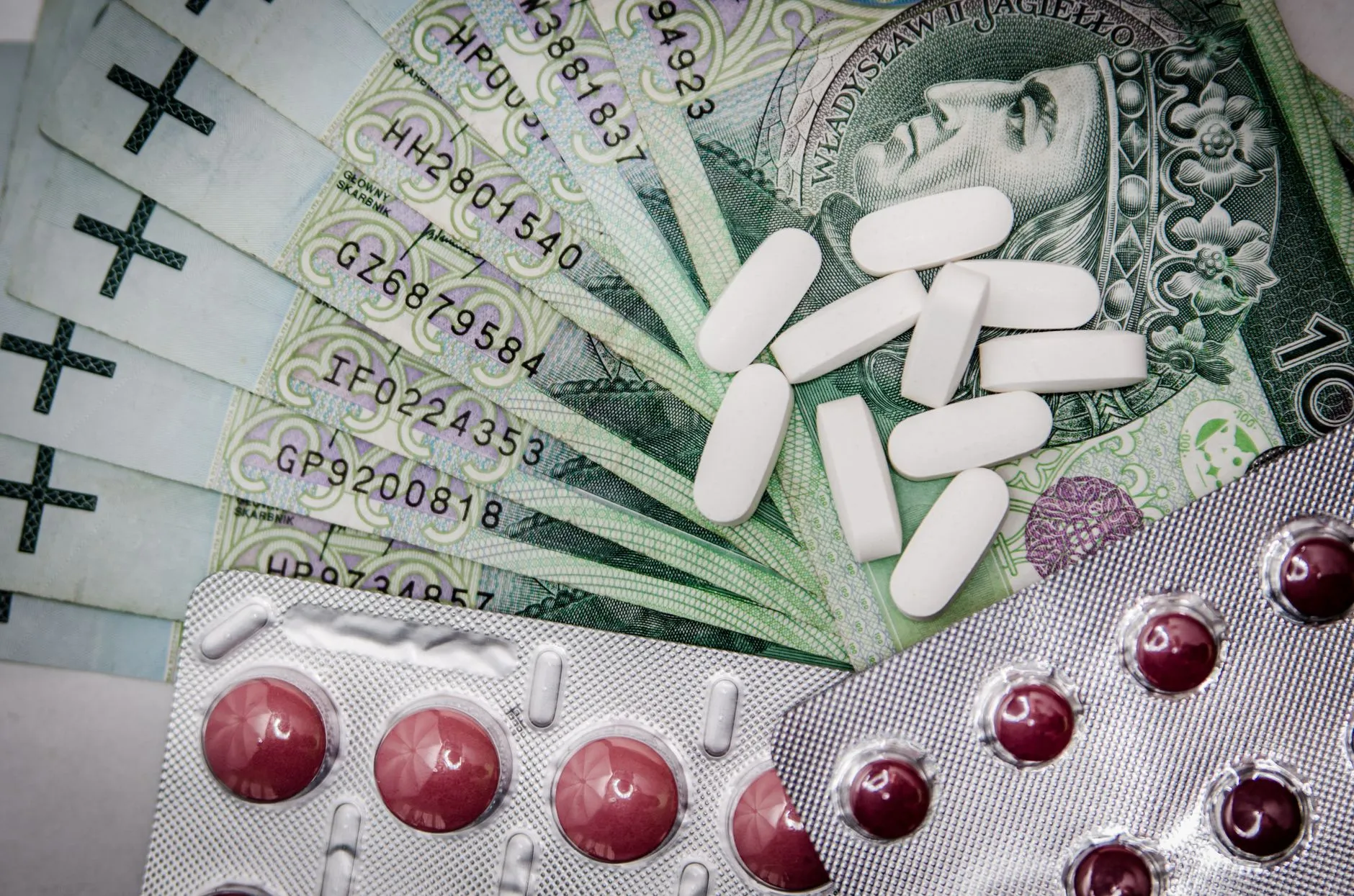 Polskie banknoty i tabletki w blistrach