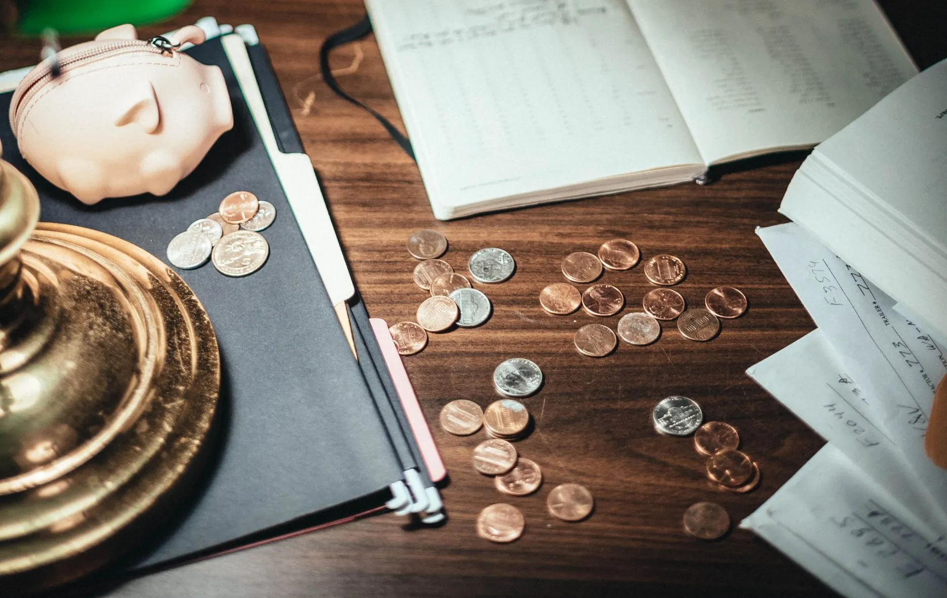 Monety, dokumenty finansowe i portmonetka skarbonka na biurku