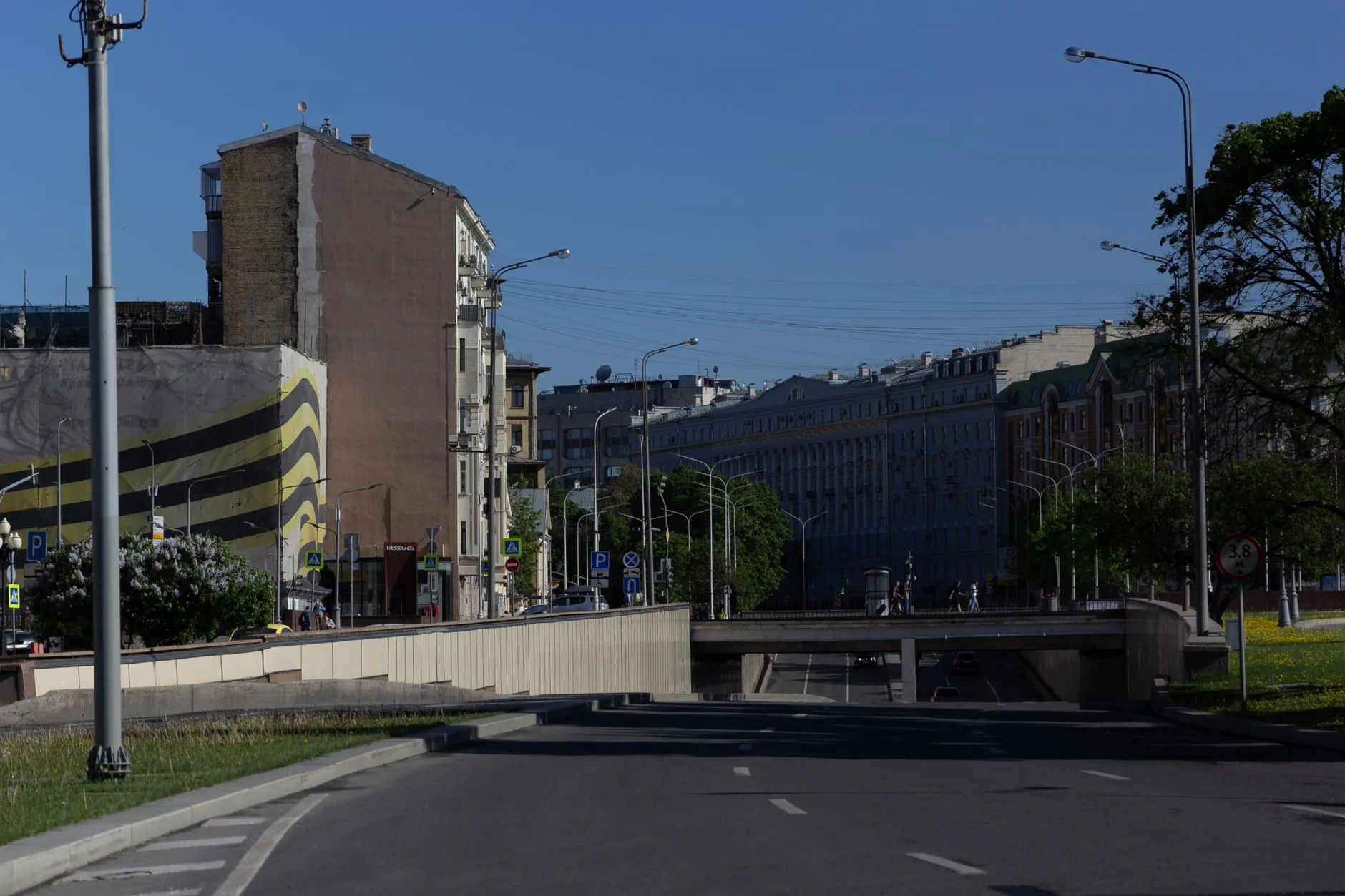 Ulica w centrum Warszawy z wiaduktem i zabudową miejską