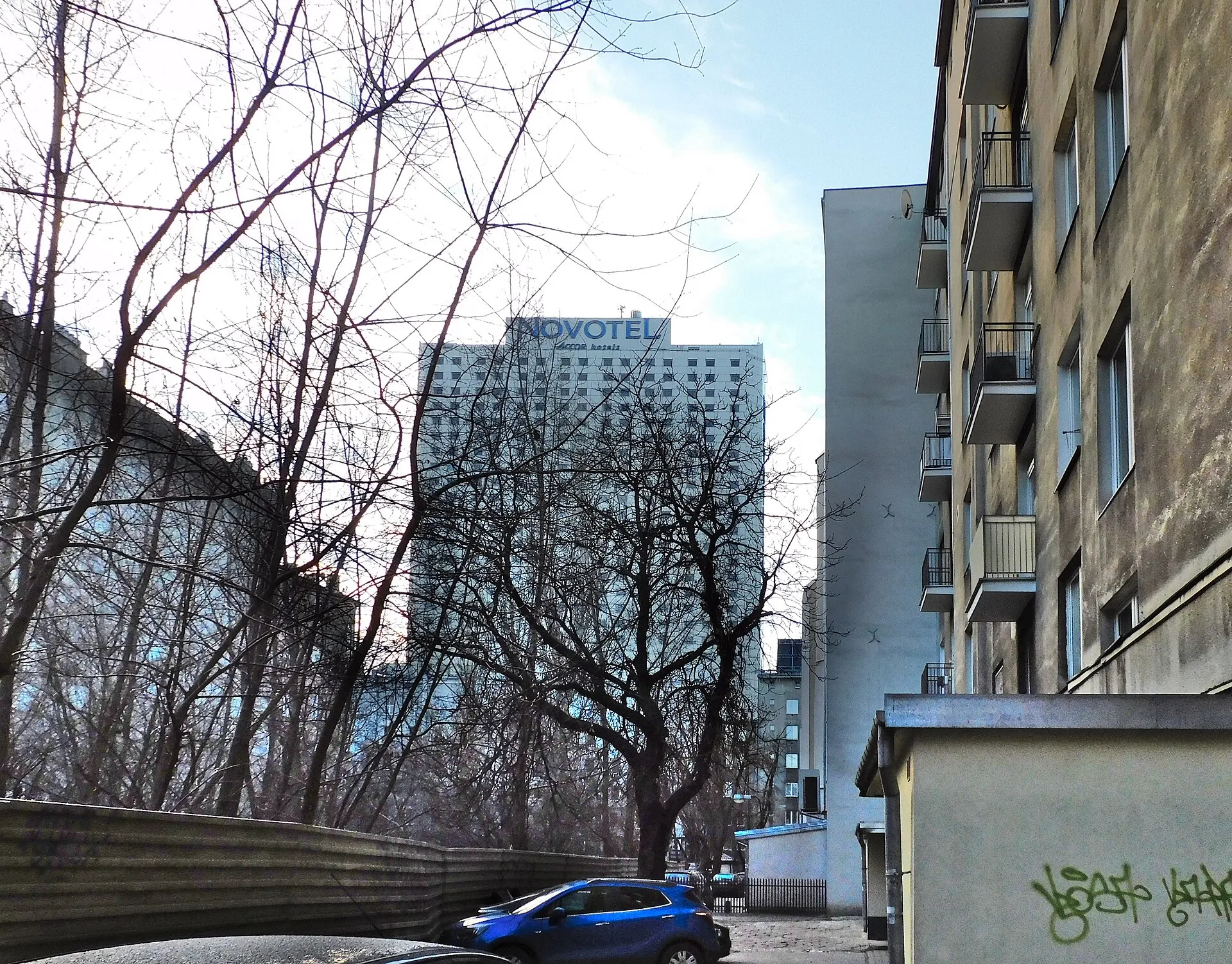 Podwórko przy Alejach Jerozolimskich w Warszawie z hotelem Novotel w tle