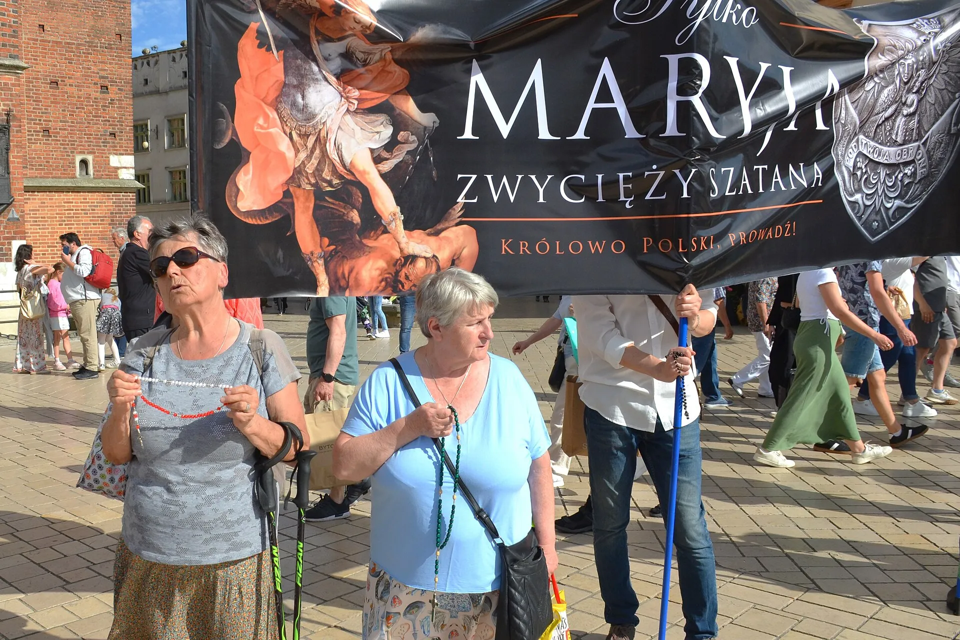 Barbara Nowak podczas protestu z kobietami odmawiającymi różaniec w Krakowie, 2024