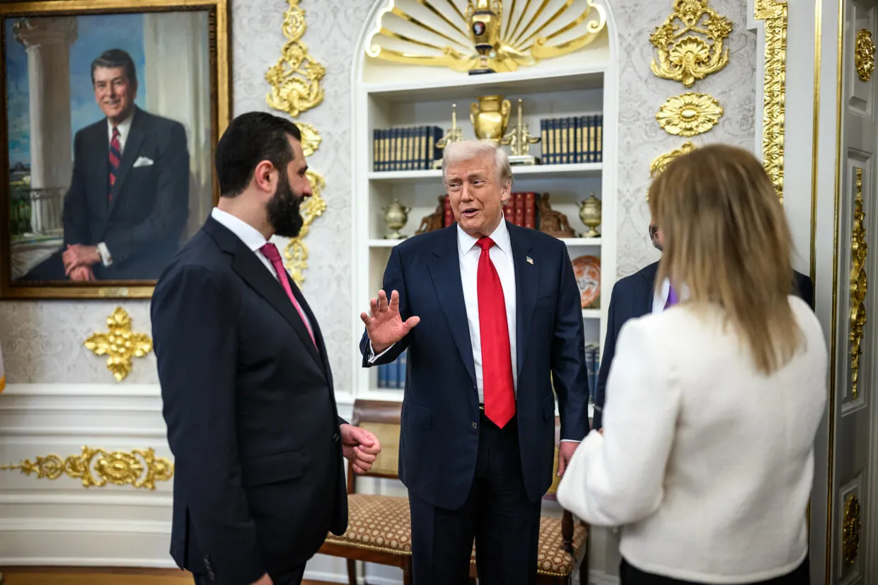 Donald Trump rozmawia z Ahmedem al-Sharaą w Białym Domu w 2025 roku