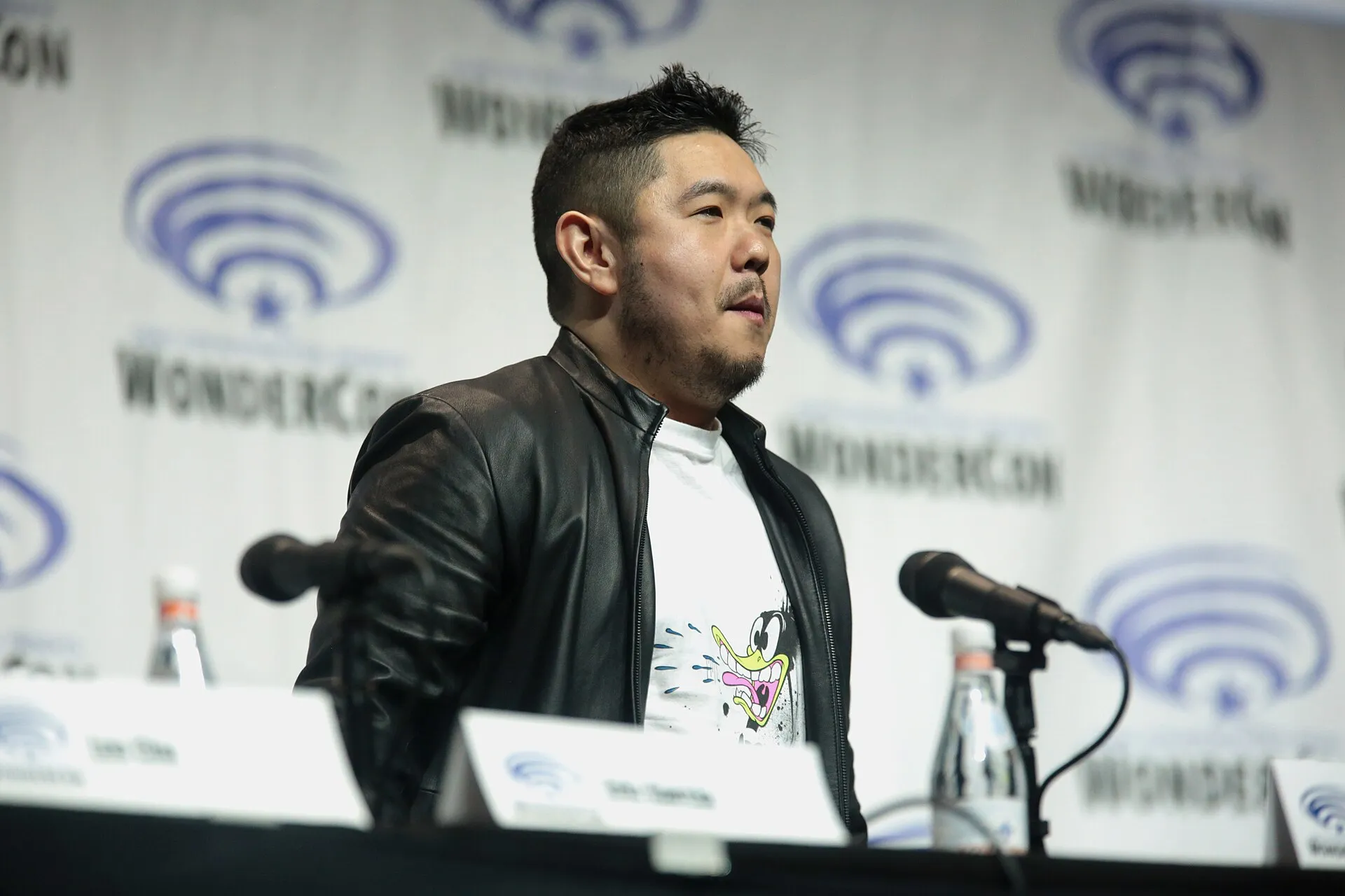 Eric Bauza podczas panelu filmu animowanego na konwencie w Anaheim w 2018 roku