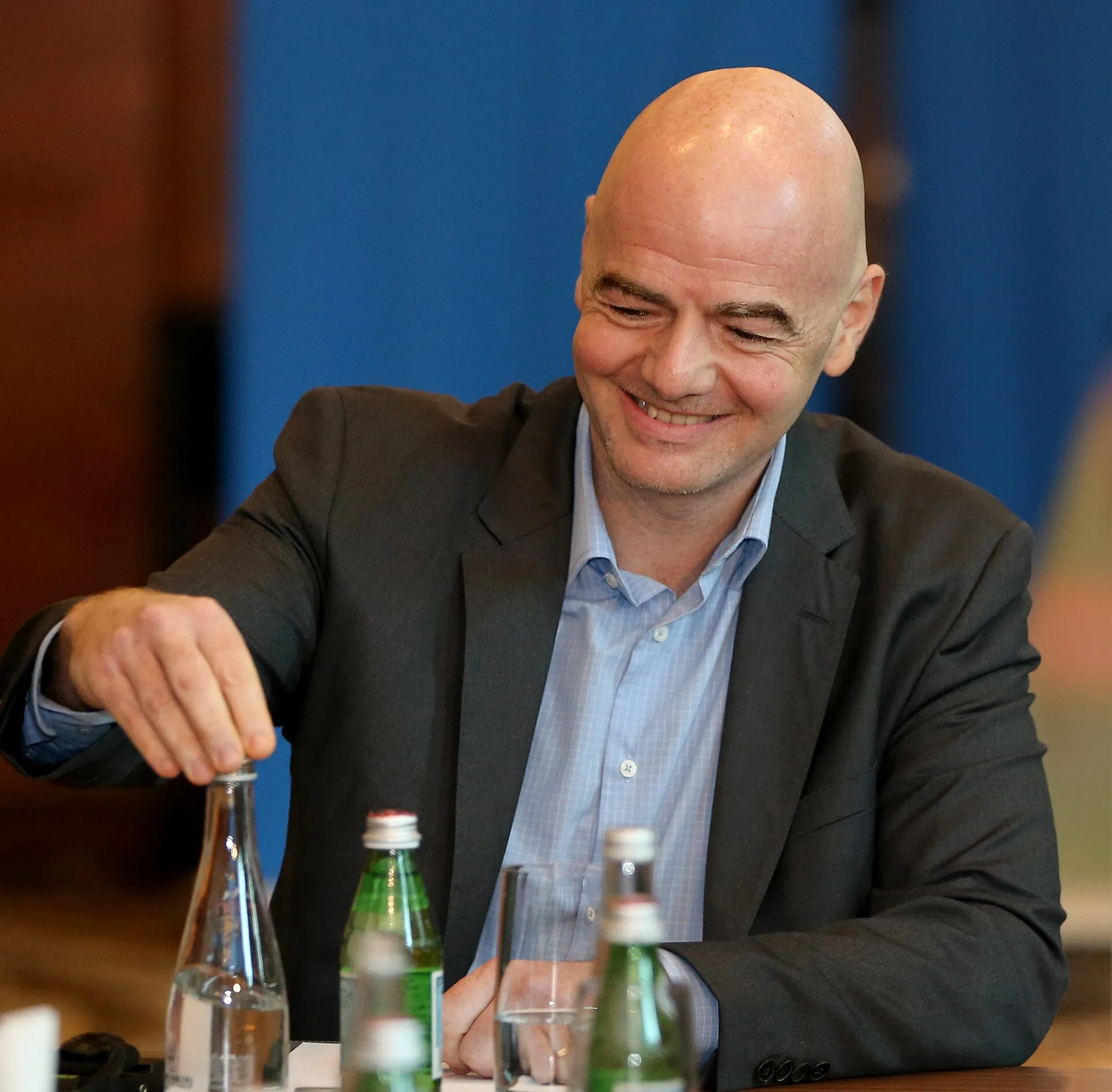 Gianni Infantino podczas konferencji prasowej w Dosze w 2017 roku