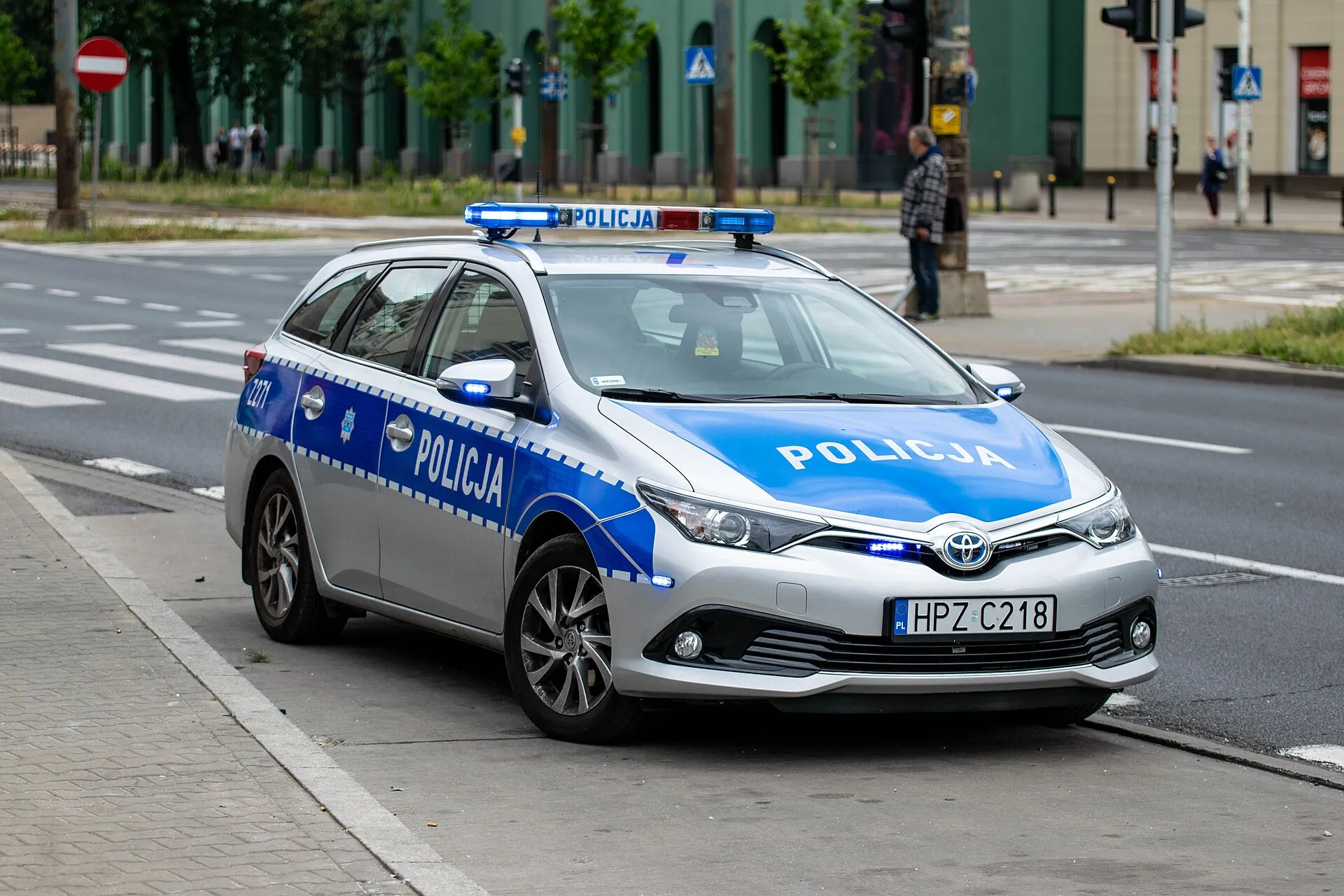 Radiowóz policji w Warszawie przy alei Jana Pawła II w 2019 roku