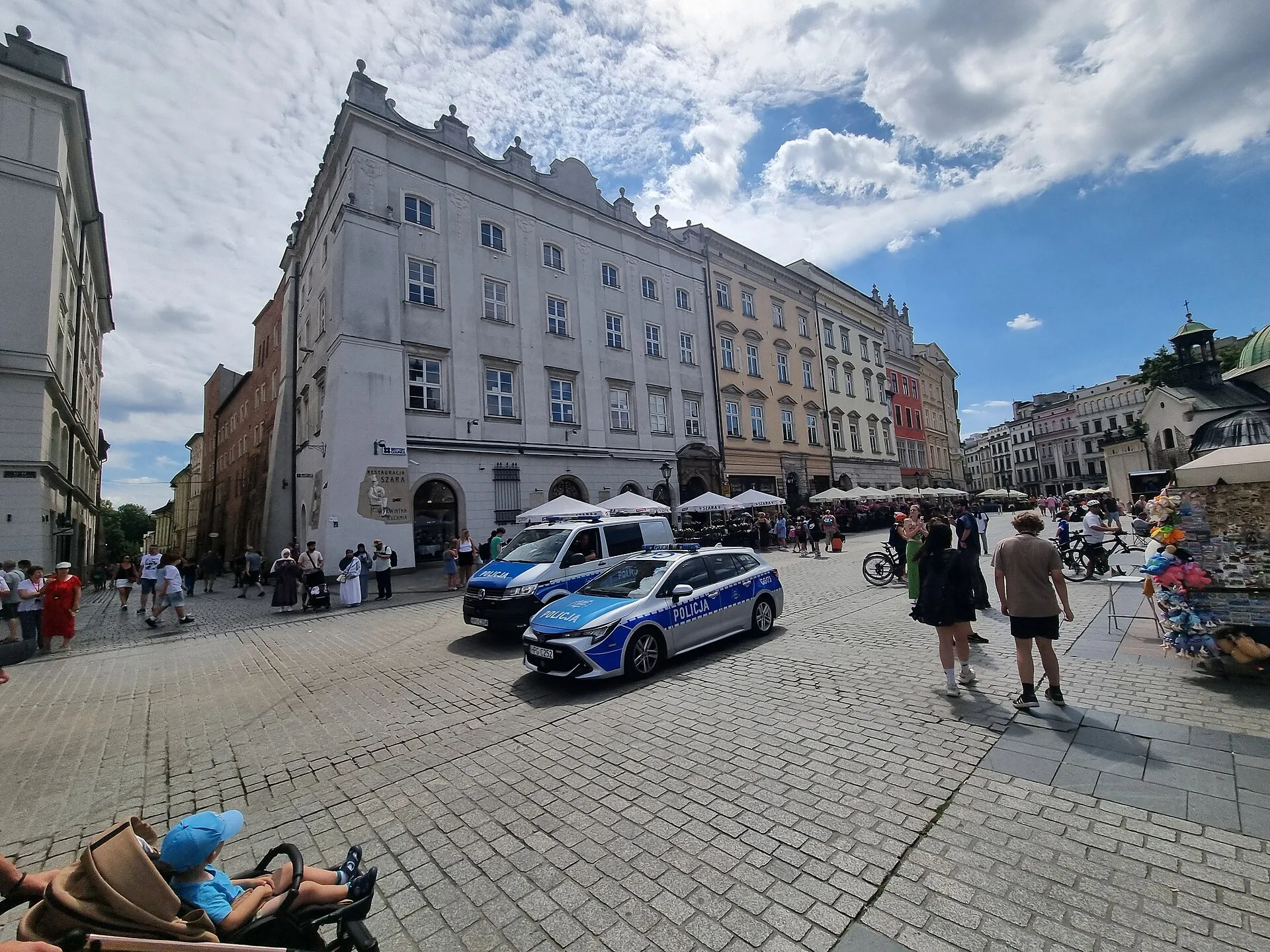 Zaparkowane radiowozy policji w Krakowie w 2024 roku
