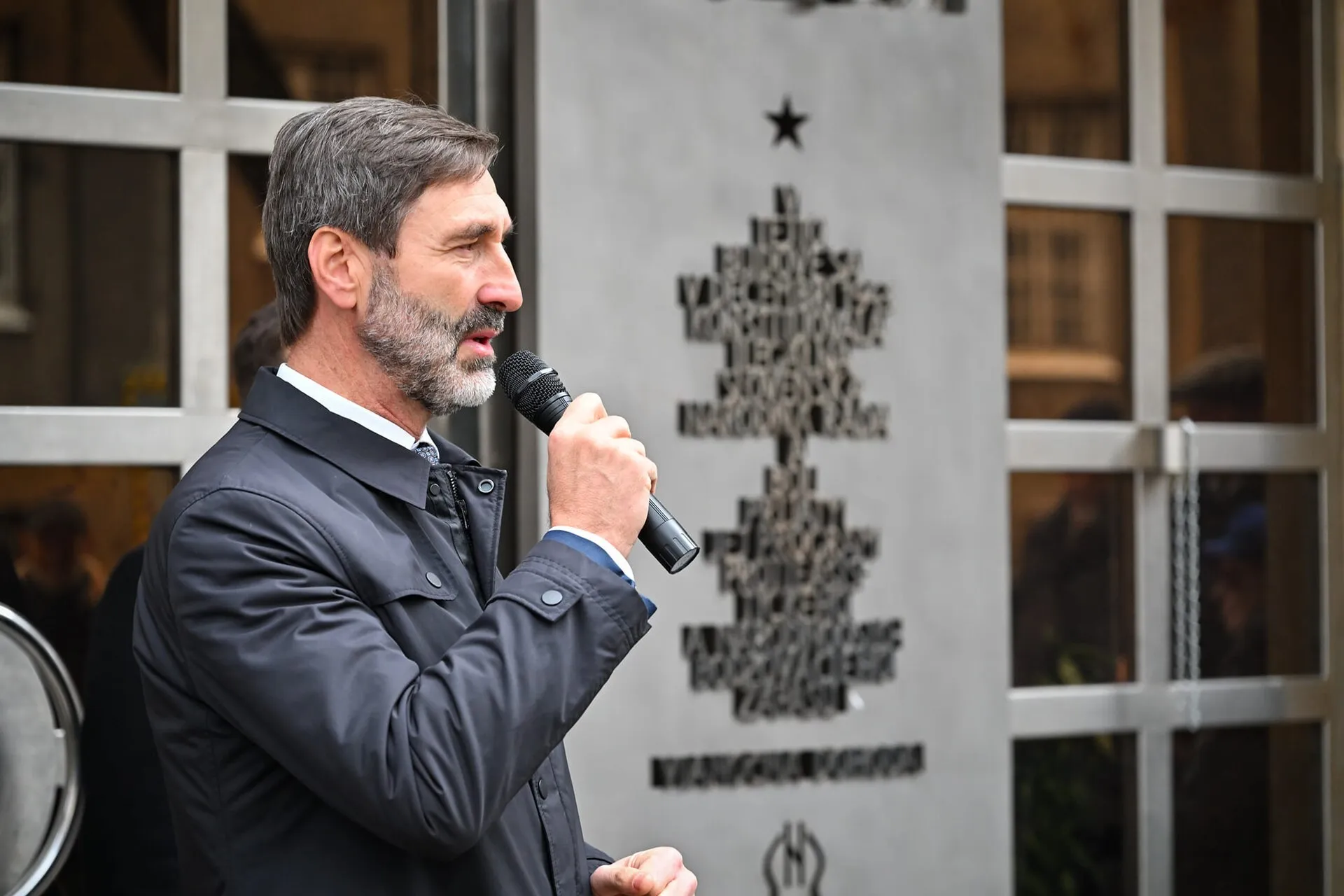 Juraj Blanár przemawia z mikrofonem podczas wydarzenia w 2024 roku