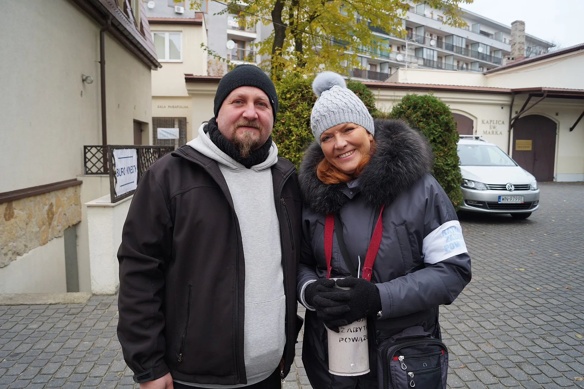 Katarzyna Dowbor z mężczyzną przed budynkiem w 2016 roku