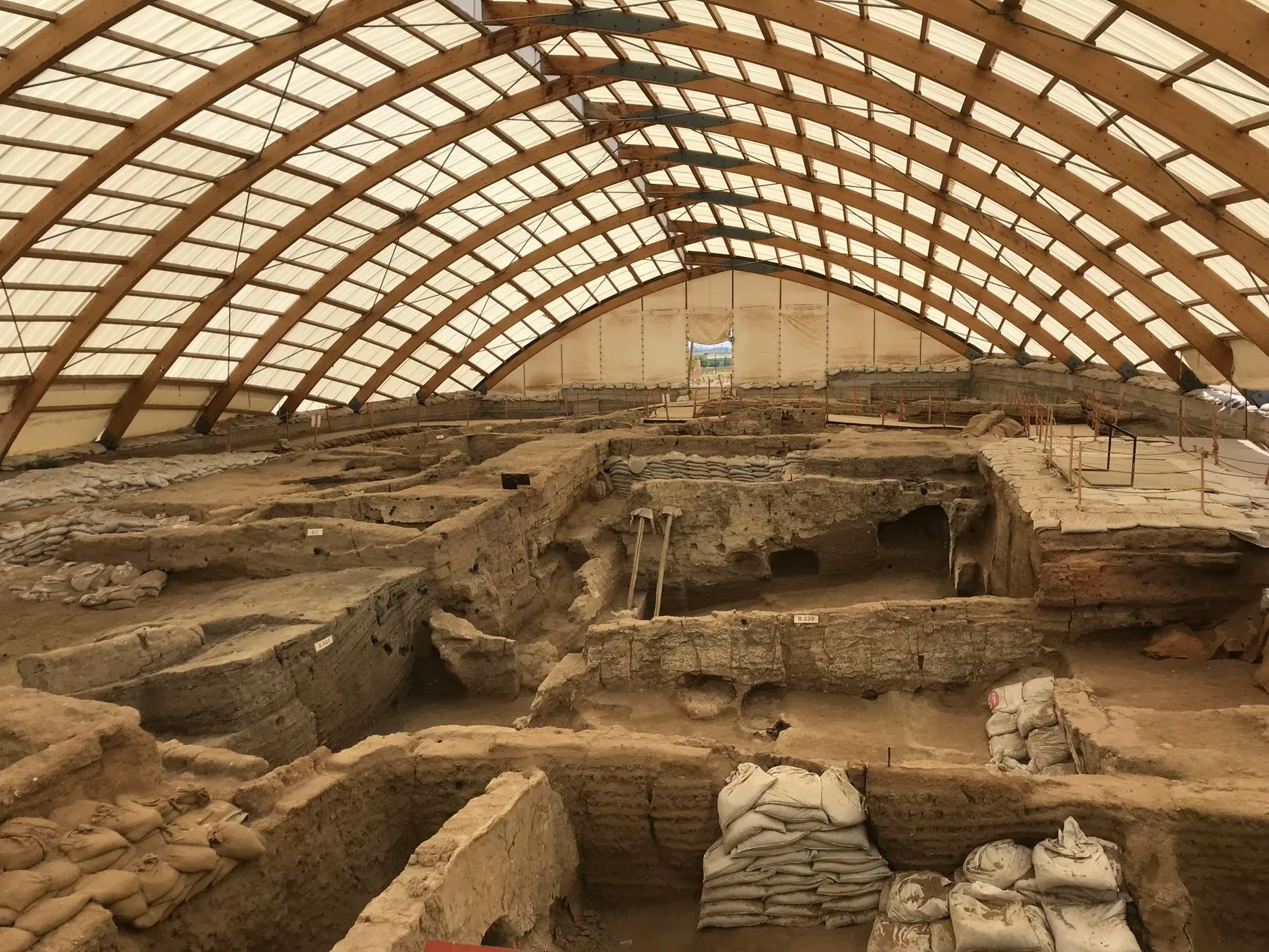 Wykopaliska archeologiczne pod zadaszeniem ochronnym