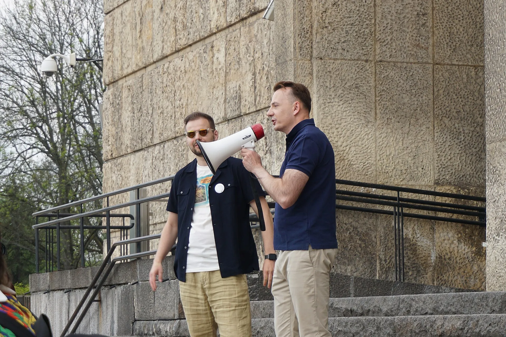 Łukasz Gibała przemawia przed Muzeum Narodowym w Krakowie podczas Psiego Marszu w 2024 roku
