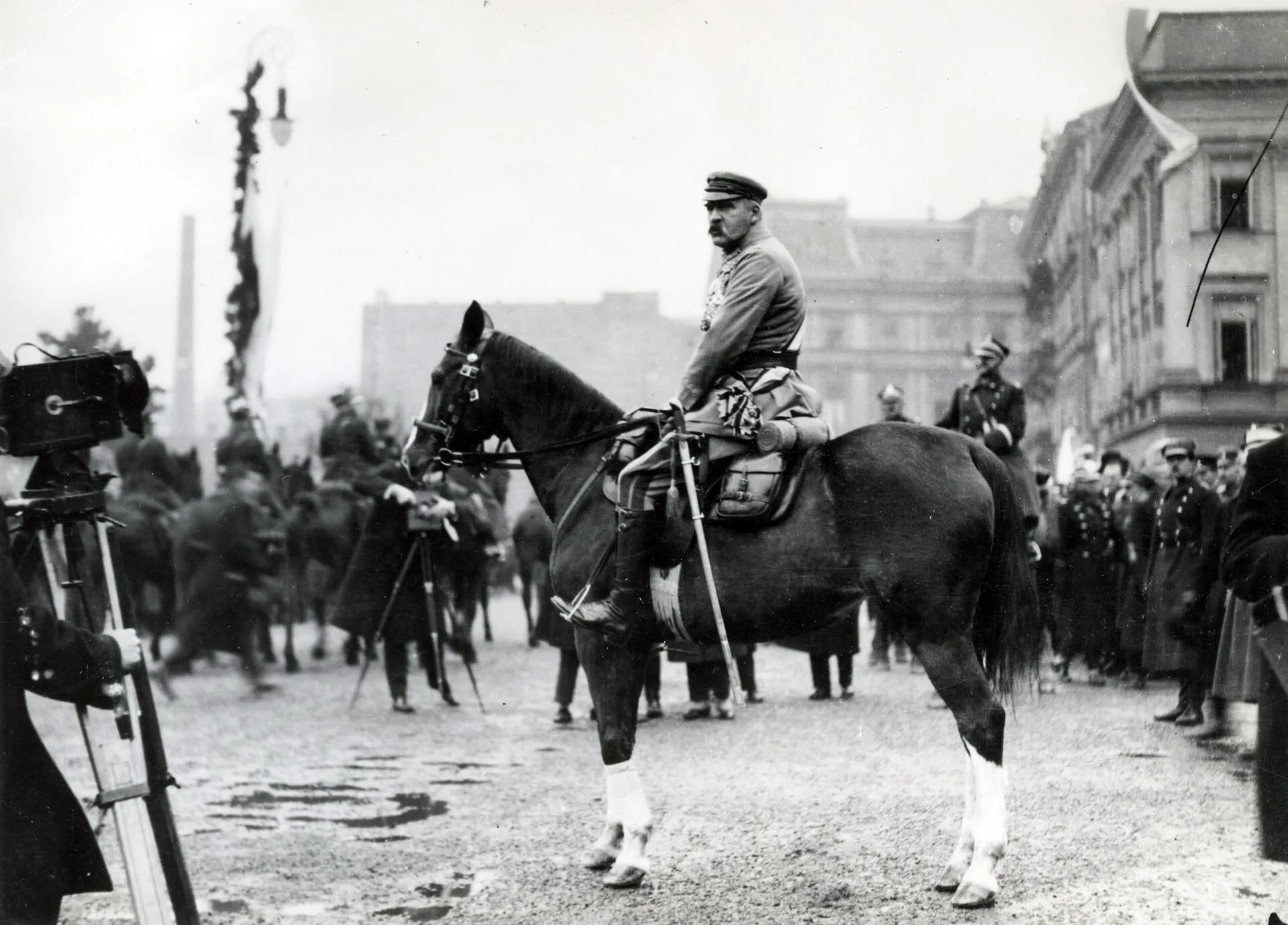 Józef Piłsudski podczas defilady wojskowej na placu Saskim w Warszawie, 1926