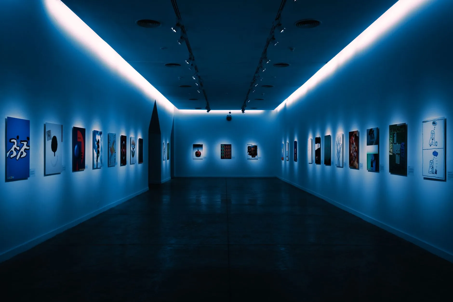 Wnętrze nowoczesnej galerii z dziełami sztuki na ścianach