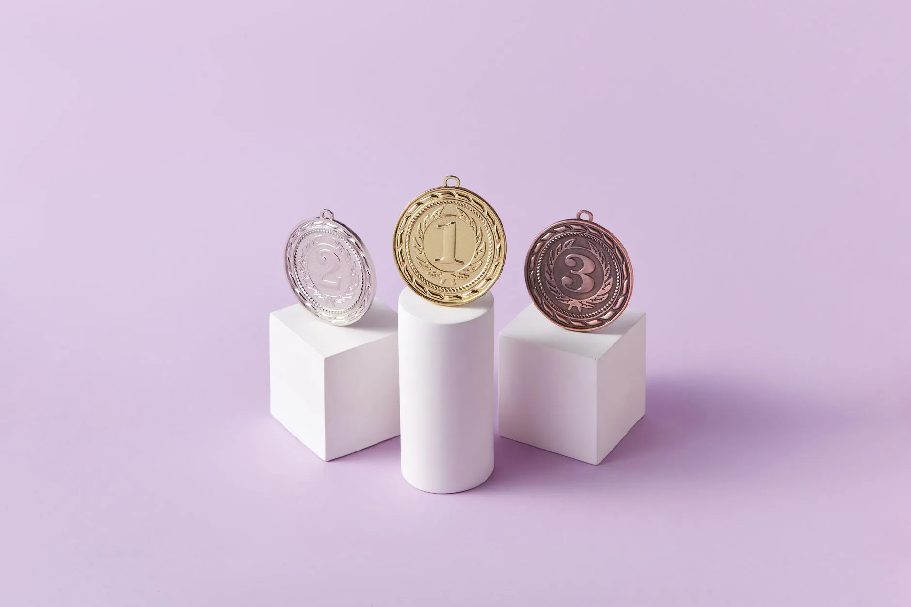 Złoty, srebrny i brązowy medal na białych podium