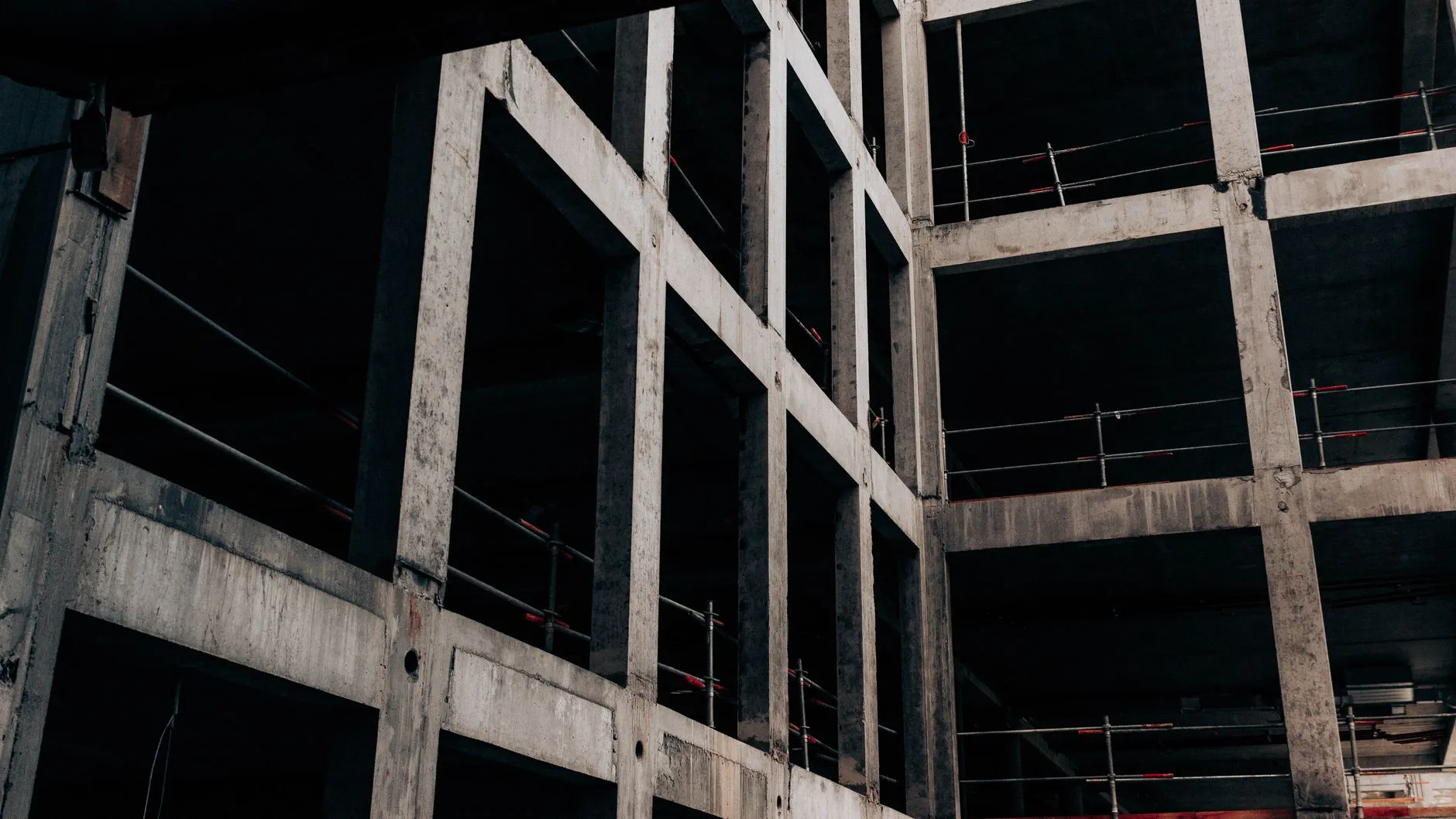 Betonowa konstrukcja nieukończonego wielopiętrowego budynku