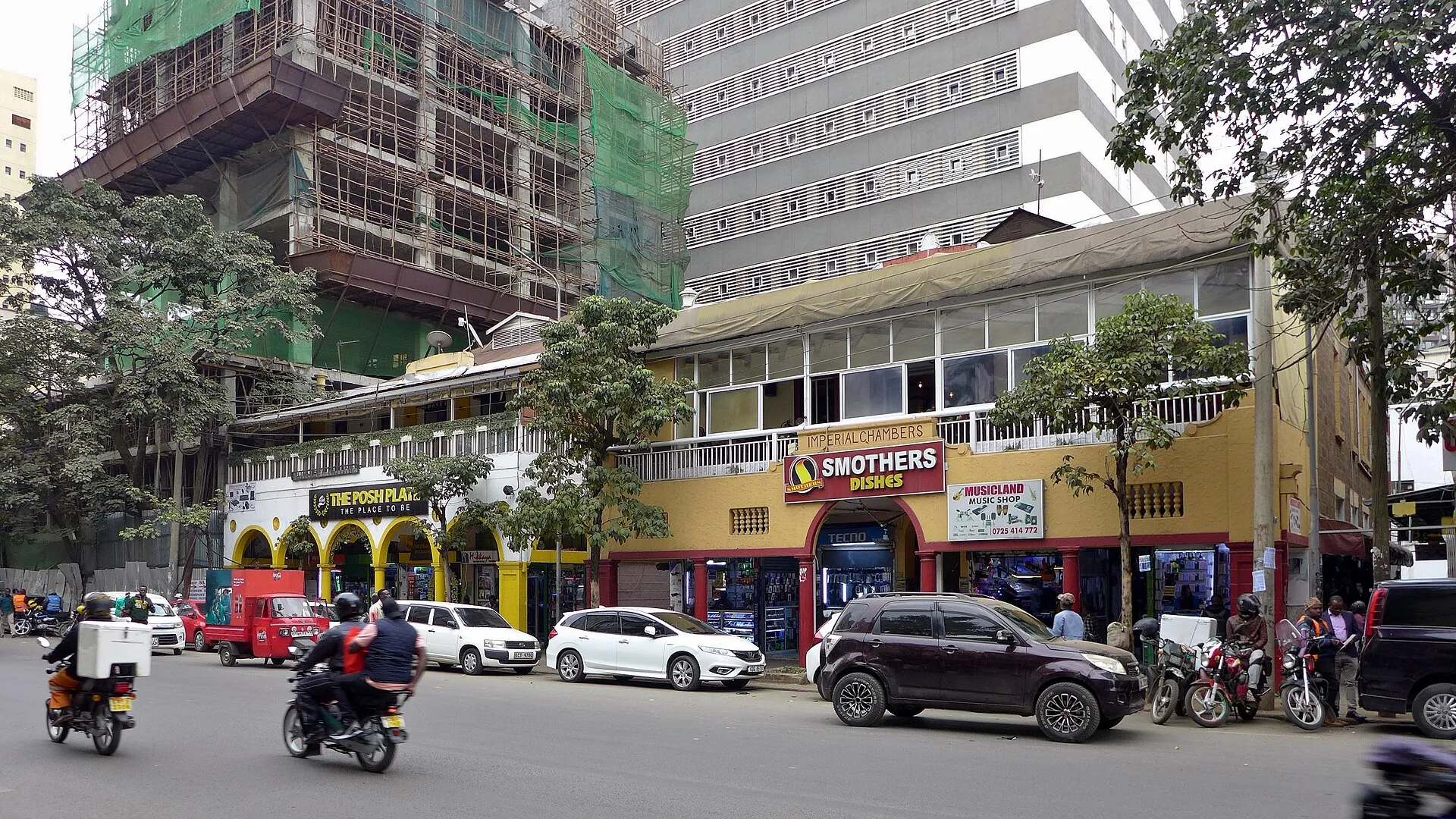 Ulica Moi Avenue w Nairobi, lokale usługowe i plac budowy, 2025
