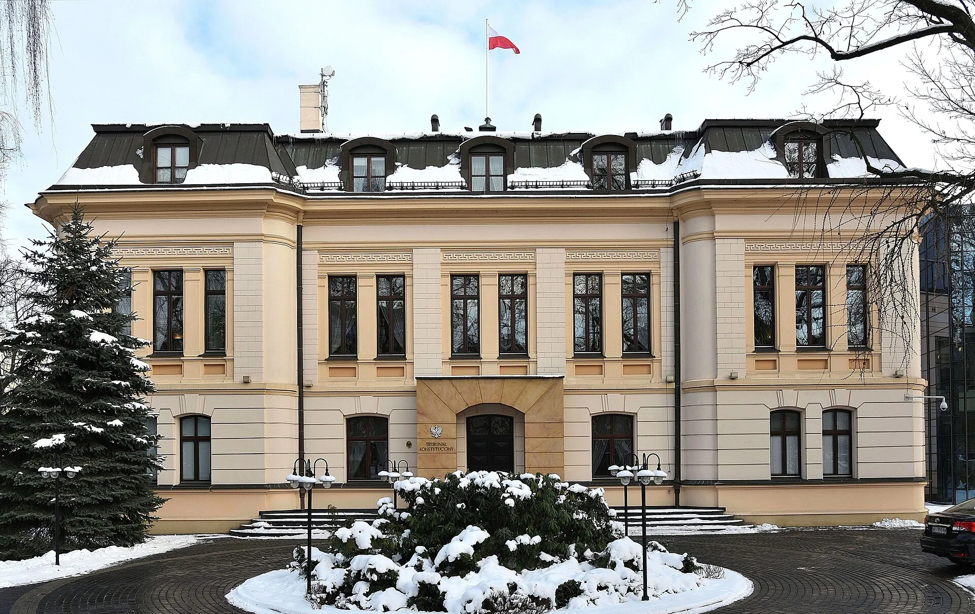 Siedziba Trybunału Konstytucyjnego w Warszawie zimą w styczniu 2016 roku