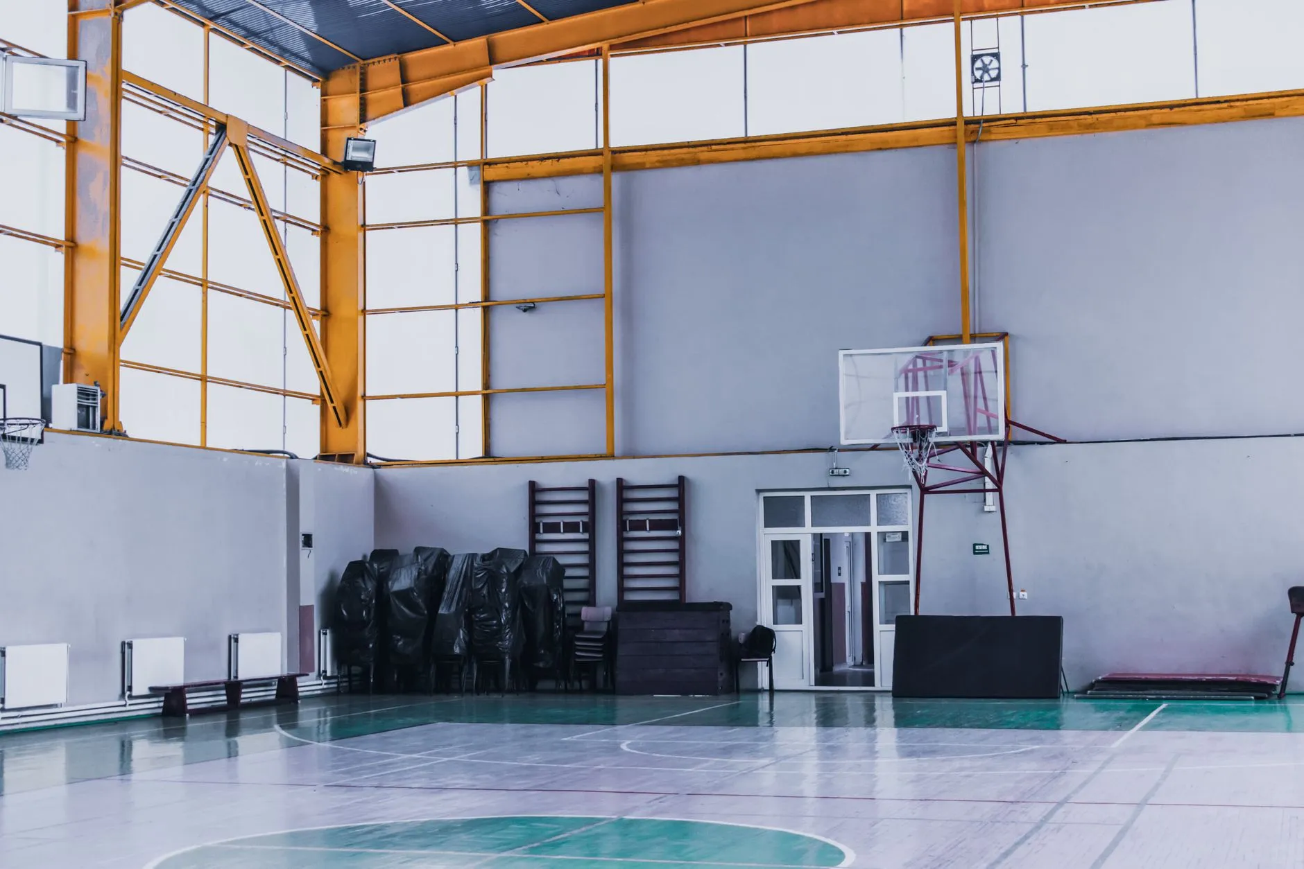 Pusta hala sportowa z koszem do koszykówki