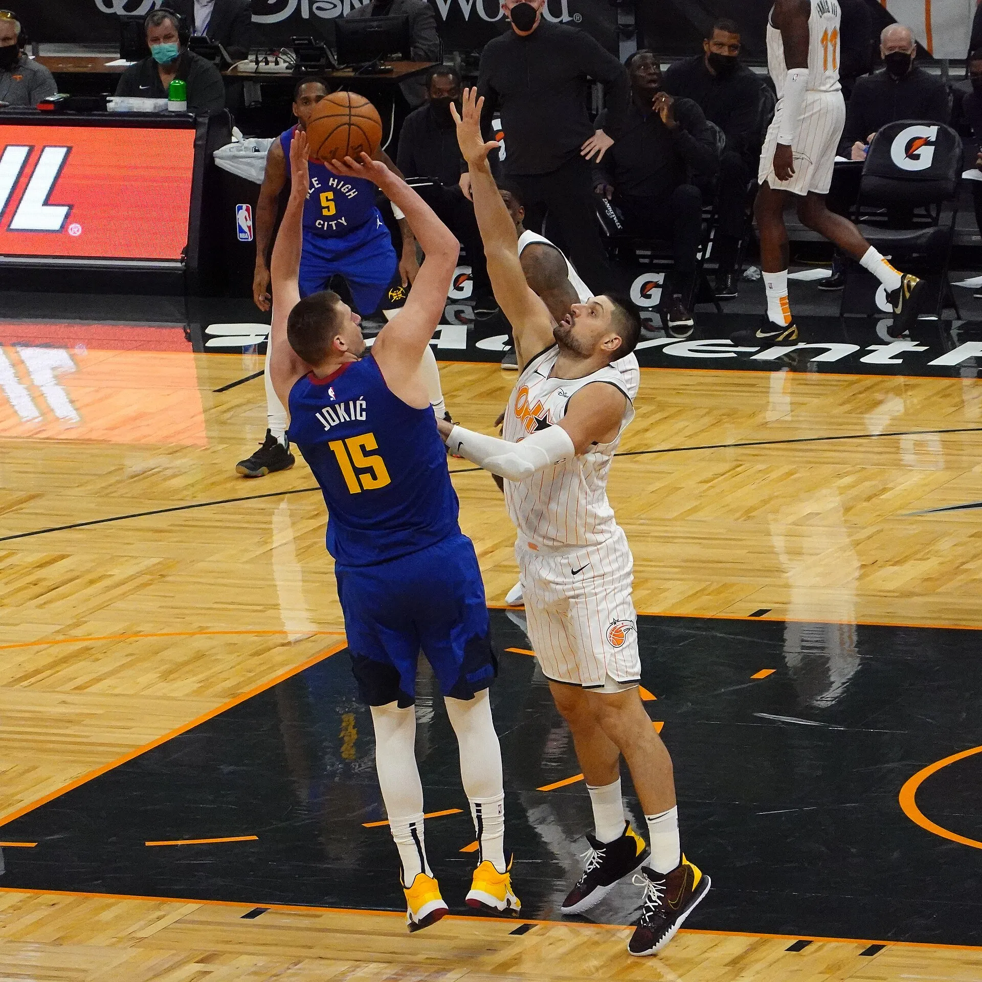 Nikola Jokić rzuca nad Nikolą Vučeviciem w meczu Denver z Orlando w 2021 roku