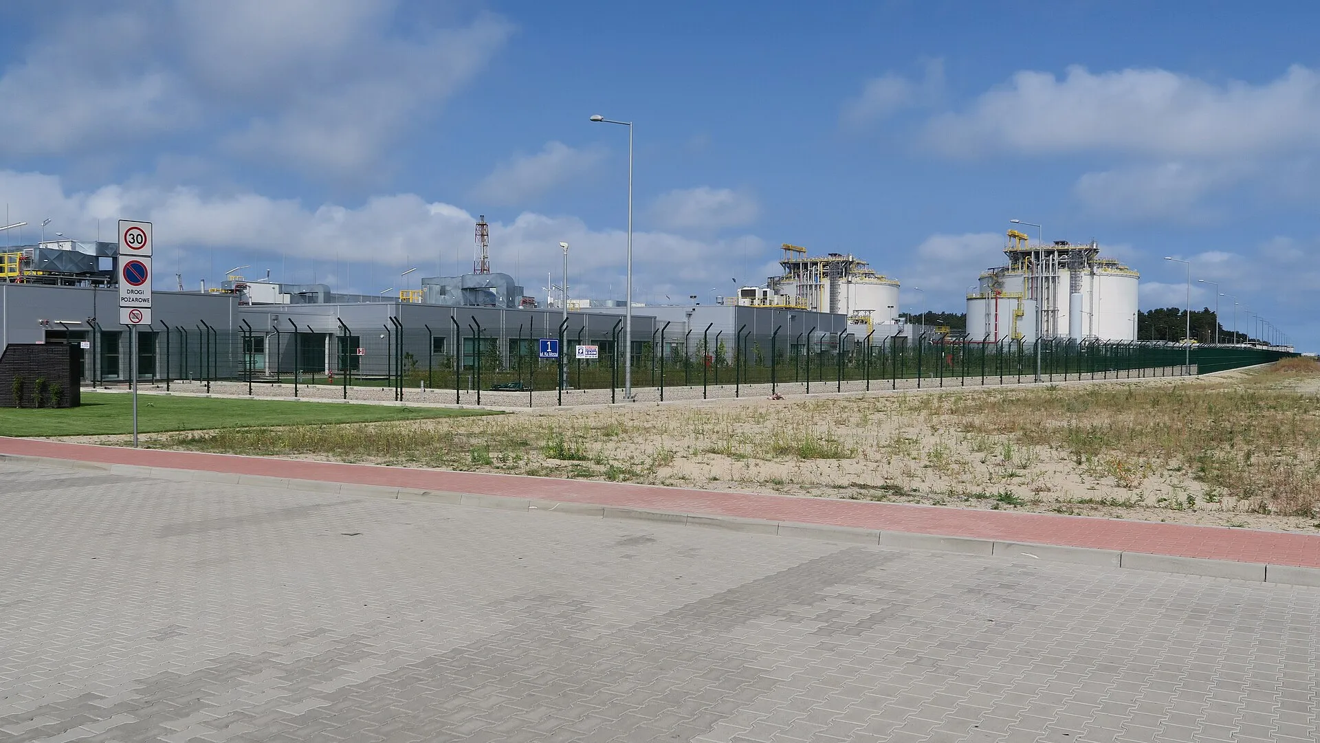 Terminal LNG w Świnoujściu widziany od strony drogi w 2016 roku