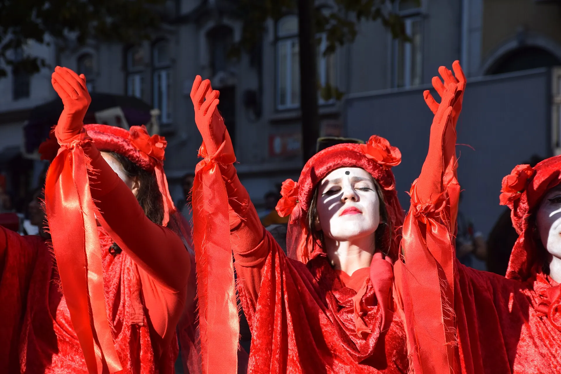 Uczestniczki performansu klimatycznego podczas demonstracji mieszkaniowej w Lizbonie we wrześniu 2024 roku