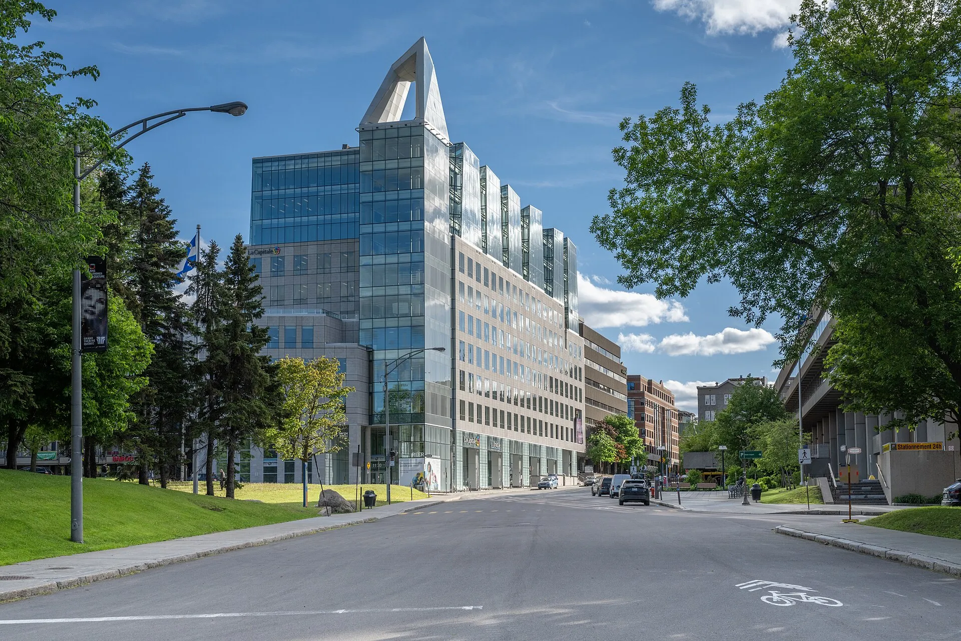Budynek La Capitale na Wzgórzu Parlamentarnym w Quebecu w 2021 roku
