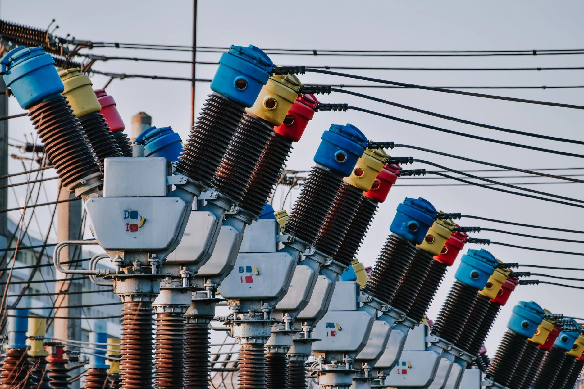 Kolorowe izolatory i przewody w stacji elektroenergetycznej