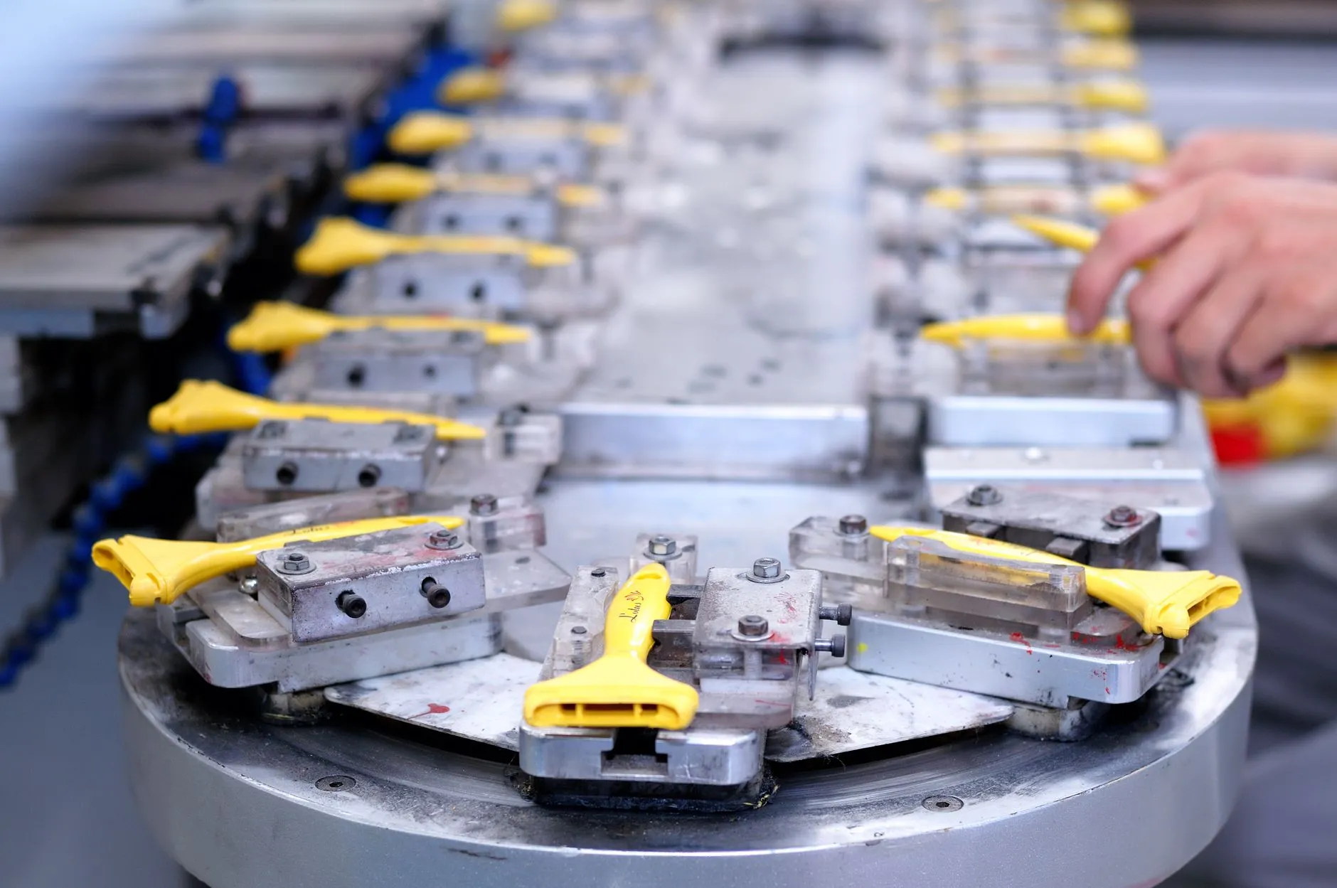 Żółte elementy montowane na przemysłowej linii produkcyjnej