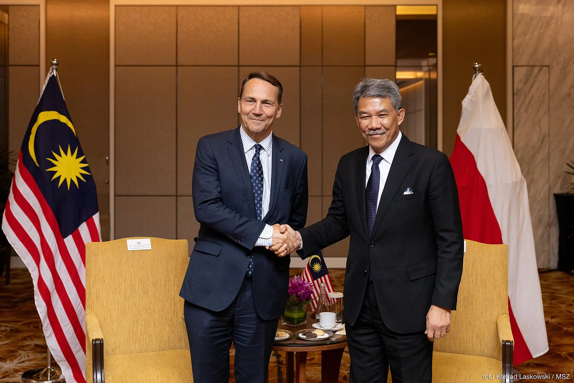 Radosław Sikorski i Mohamad Hasan podczas spotkania w Kuala Lumpur w 2024 roku