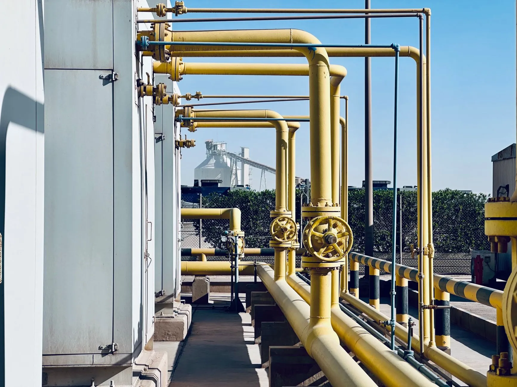 Żółte rurociągi i zawory w instalacji przemysłowej