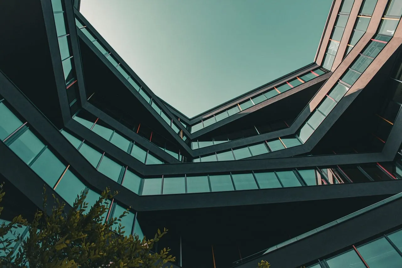 Geometryczne fasady nowoczesnego budynku biurowego widziane z dołu