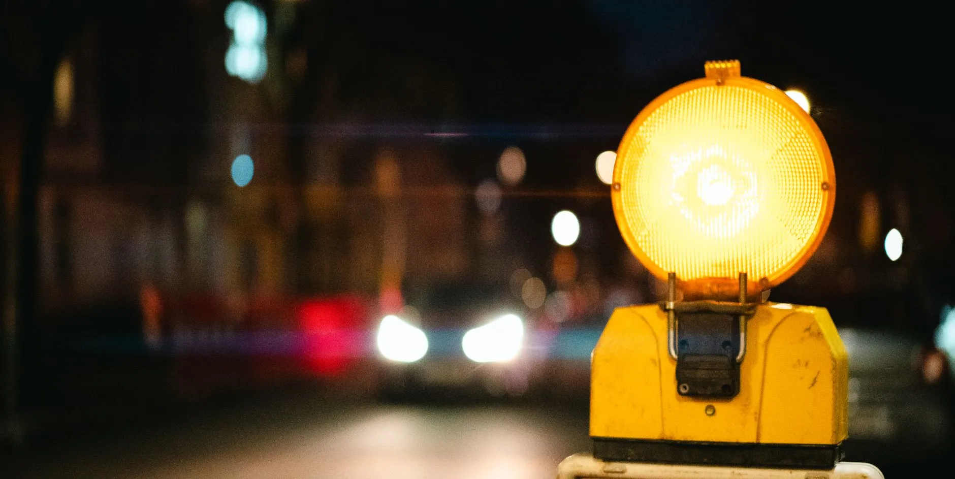 Żółta lampa ostrzegawcza na ulicy nocą