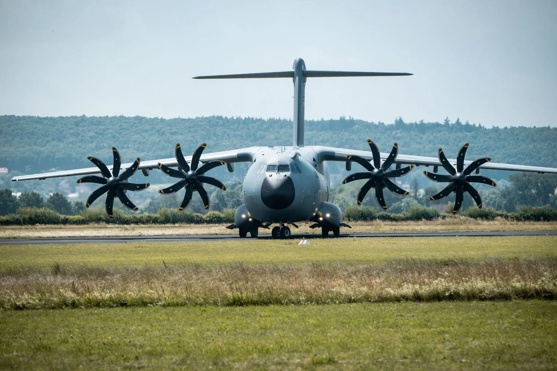 Wojskowy samolot transportowy A400M na pasie startowym