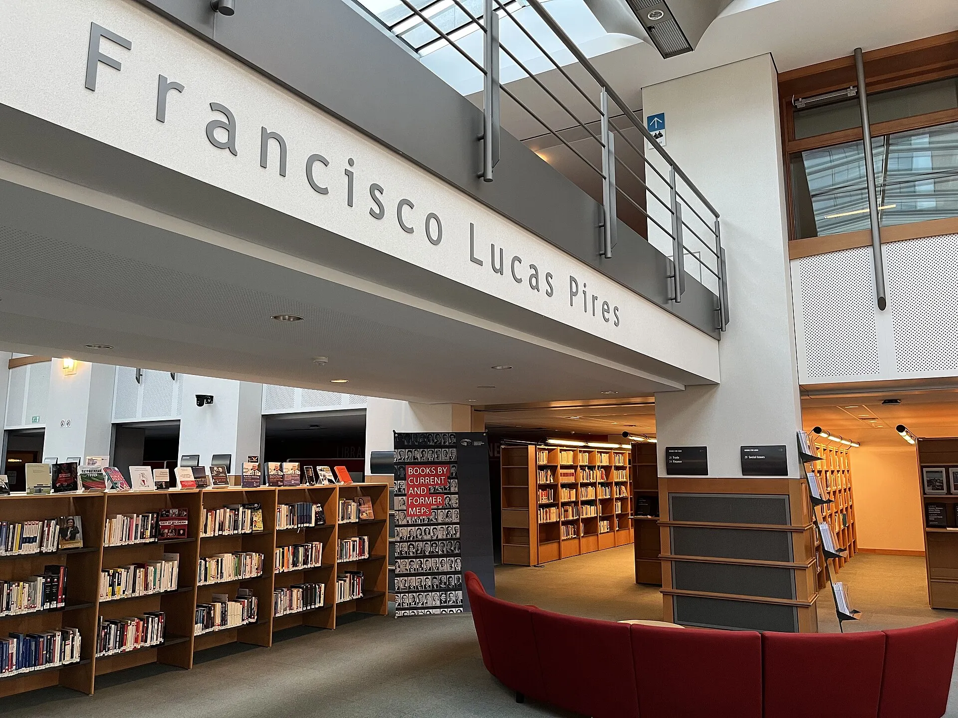 Czytelnia biblioteki Parlamentu Europejskiego w Brukseli w 2023 roku