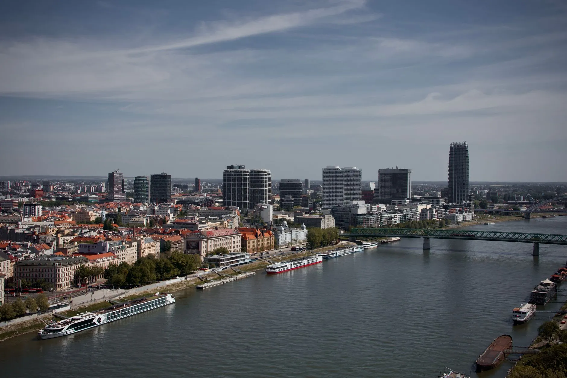 Panorama Bratysławy nad Dunajem z nowoczesną zabudową