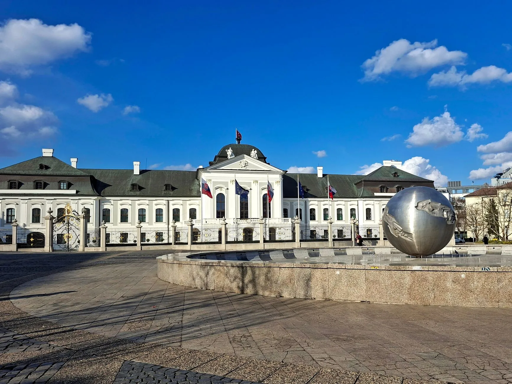 Pałac Grassalkovicha w Bratysławie ze słowackimi flagami