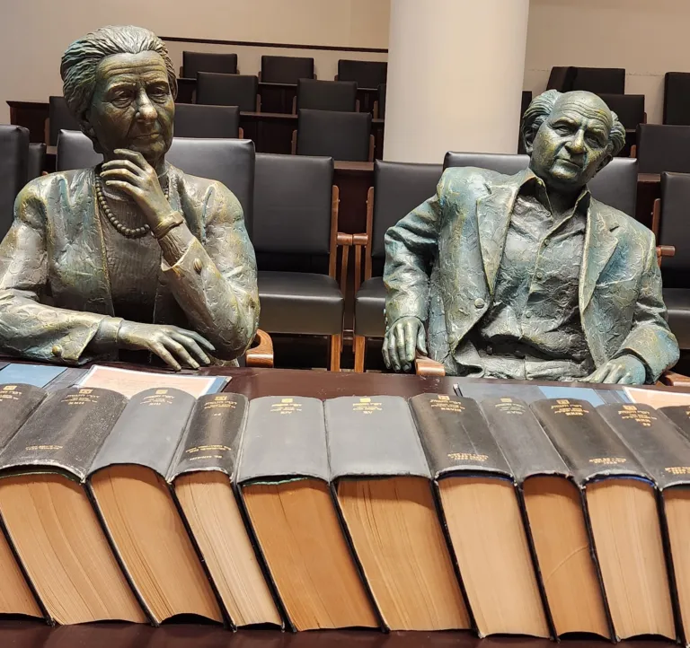 Posągi Goldy Meir i Dawida Ben-Guriona w Muzeum Knesetu w Jerozolimie