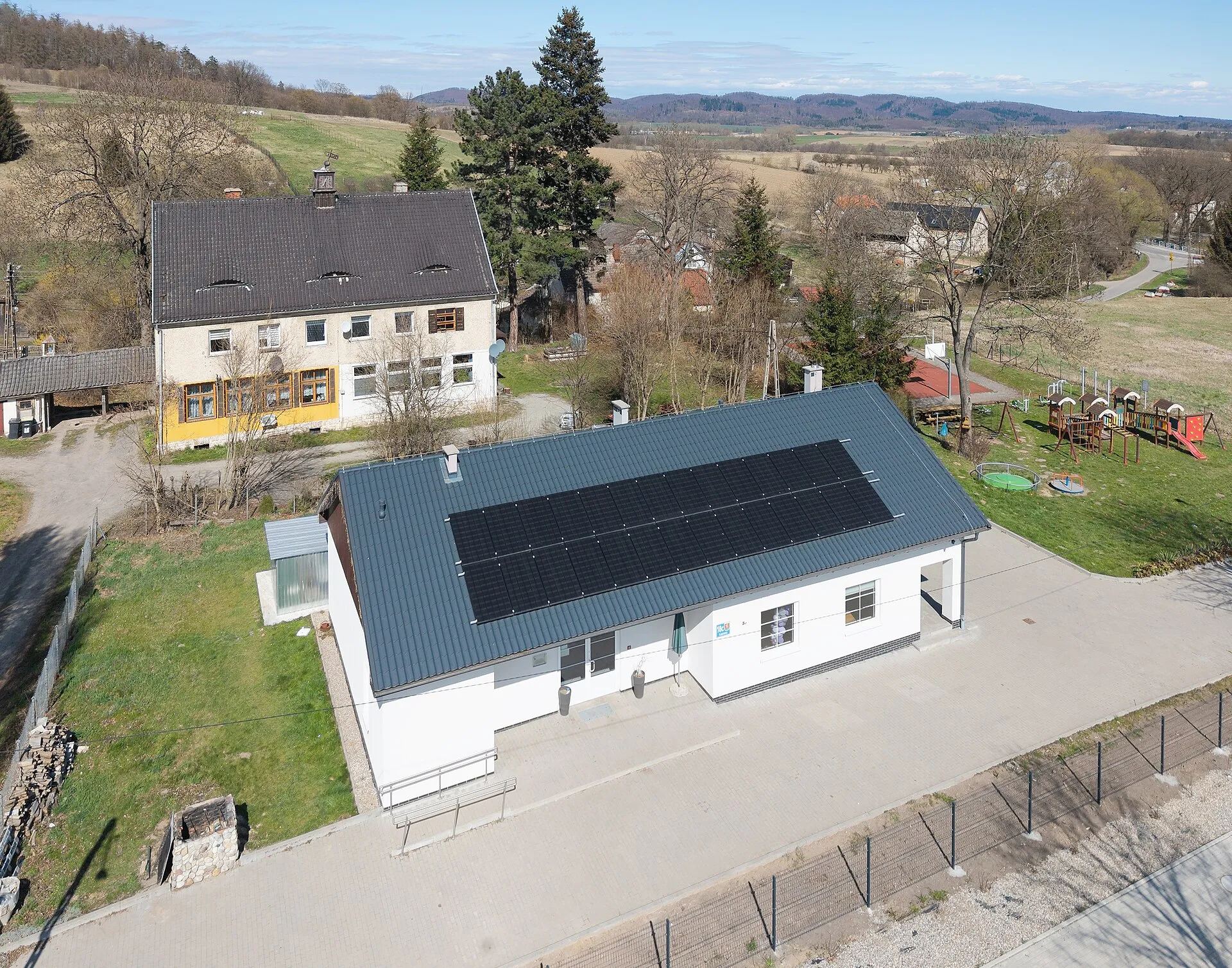 Zabudowania w Łącznej w powiecie kłodzkim, sfotografowane z powietrza w 2025 roku